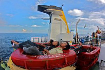 Pasajeros durmiendo en el 'ferry' de Semarang, en la isla de Java, a Pontianak, en Borneo.