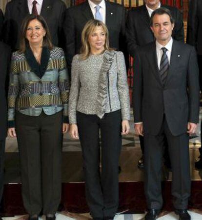Imagen de archivo de las tres personas imputadas por el TSJC a causa de la organizaci&oacute;n de la consulta del 9 de noviembre de 2014. De derecha a izquierda, Artur Mas, Joana Ortega e Irene Rigau. 