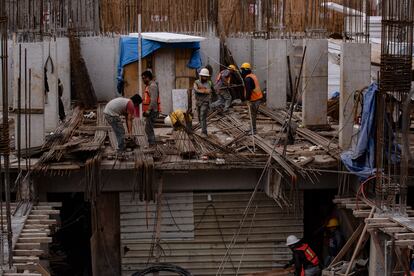 En la imagen, aspectos de trabajadores de la construcción en la alcaldía Benito Juárez de la Ciudad de México.