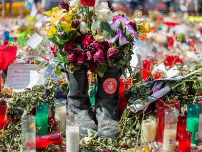 Dos botas de Bomberos de Barcelona en uno de los memoriales.