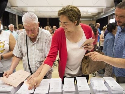 Ada Colau, alcaldesa de Barcelona, ejerciendo su derecho a voto.