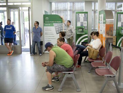 Varias personas esperan su turno en la oficina de empleo de la localidad de Dos Hermanas, en Sevilla.