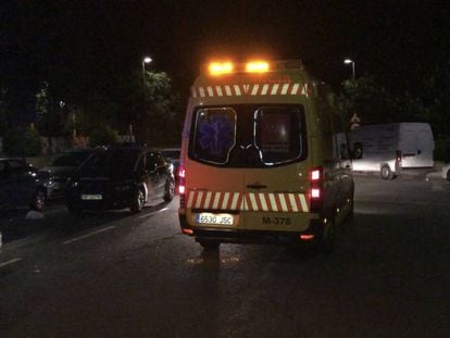 Una UVI móvil del Summa traslada a un herido grave el pasado domingo en Móstoles.