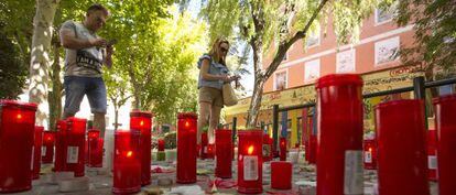 Vecinos de Cuenca encienden velas en frente de la casa de los padres de Laura, una de las jovenes que han fallecido.