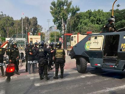 La policía ingresa en la Universidad Mayor de San Marcos.