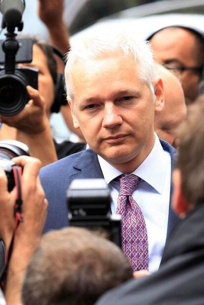 Assange, a su llegada esta mañana al Tribunal Superior de Londres.