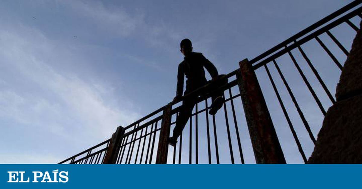Melilla desafía a Interior e instalará más concertinas en el puerto Politica EL PAÍS