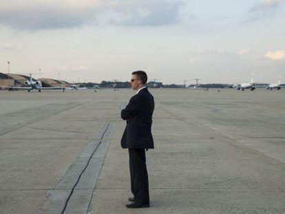Un agente del Servicio Secreto, el cuerpo policial cuestionado por sus fallos en la protecci&oacute;n del presidente, espera la llegada de Obama a la base de Andrews, cerca de Washington