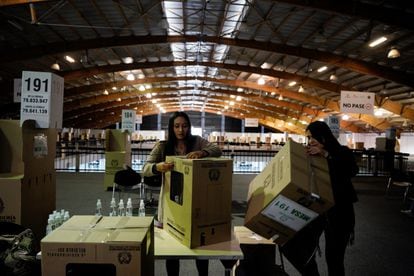 Mesas y casillas son instaladas en un centro de votación en Bogotá.
