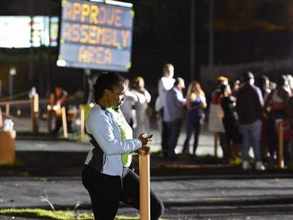 Manifestantes en Ferguson, anoche, toman un descanso.