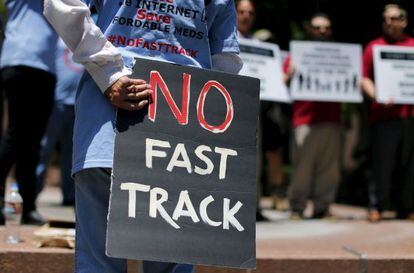 Protestas ante el Capitolio contra el &quot;fast track&quot; comercial 
 