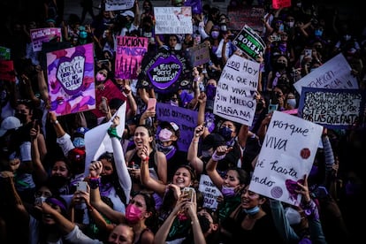 Miles de mujeres marcharon en Ciudad de México para conmemorar el Día Internacional de la Mujer y exigir el cese de la violencia de género, el 8 de marzo.