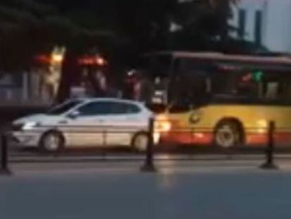 Un vídeo muestra cómo un bus golpea ocho veces al vehículo que lleva delante y lo arrastra contra un árbol en China