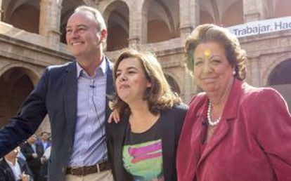 La vicepresidenta junto a Fabra y Barberá en Valencia.