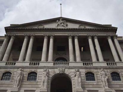 El Banco de Inglaterra sube tipos por primera vez en una década