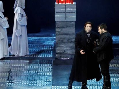 Los cantantes Andrea Carè (d) y Plácido Domingo durante el pase gráfico del ensayo general de la ópera "Don Carlo", de Verdi, que se estrena el sábado en el Palau de les Arts Reina Sofía de València.