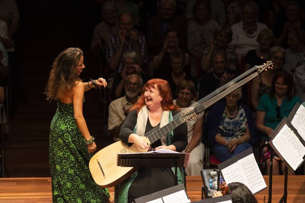 La mezzosoprano Luciana Mancini y Christina Pluhar ríen en un momento del primer concierto ofrecido por L'Arpeggiata.