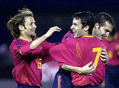 Mendieta, Raúl y Baraja celebran uno de los goles ante Irlanda.