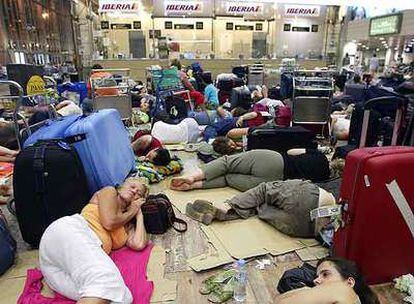 Viajeros atascados en el aeropuerto de El Prat de Barcelona, en 2006.