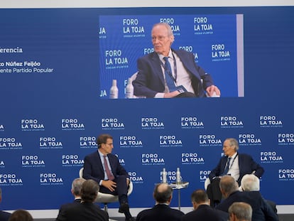 El presidente del PP, Alberto núñez Feijóo, en su conferencia este viernes en el Foro La Toja, ante el exministro Josep Piqué.