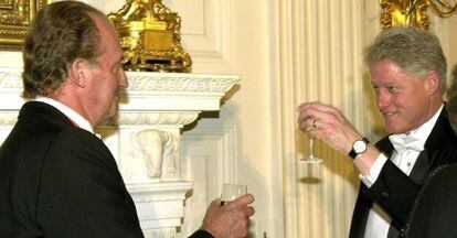 El rey Juan Carlos brinda con Bill Clinton durante una cena de gala en la Casa Blanca, en febrero de 2000.