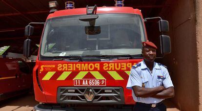 Mamadou Karambiri, operado del coraz&oacute;n en 2010, ante uno de los camiones del cuartel general de los bomberos de Uagadug&uacute;.