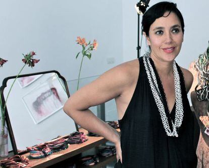 La artista Natalia Granada muestra algunas de las joyas de su colecci&oacute;n.