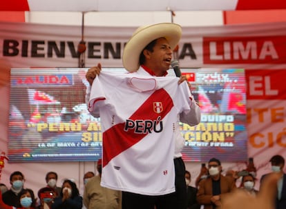 El candidato presidencial de Perú Libre, Pedro Castillo, pronuncia un discurso en un mitin electoral en el norte de Lima el 18 de mayo de 2021.