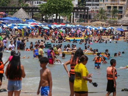 Turistas visitan las playas de Caleta y Caletilla, en Acapulco, Guerrero, en 2023.