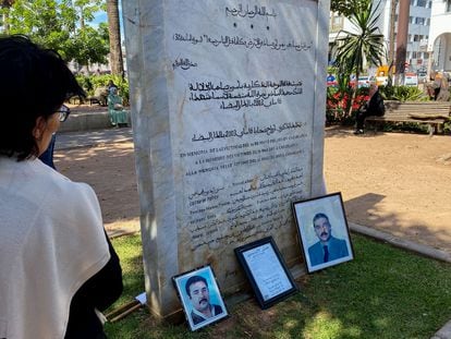 Retratos de víctimas de los atentados de Casablanca de 2023, el martes ante el monumento conmemorativo de los ataques.