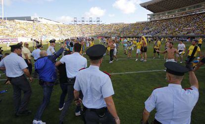Imagen de los incidentes entre fuerzas de seguridad e hinchas de la Unión Deportiva Las Palmas del pasado domingo.