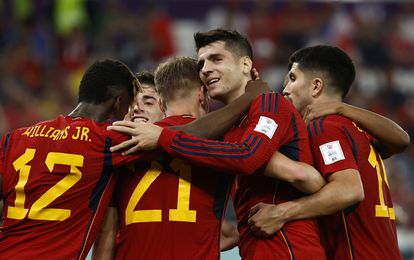 Álvaro Morata celebra un gol con sus compañeros en el partido contra Costa Rica.