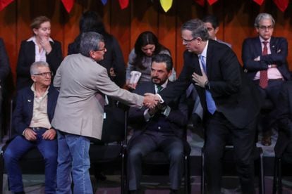 El secretario de Relaciones Exteriores de México, Marcelo Ebrard, le da la mano a Pablo Beltrán, jefe del ELN, en Ciudad de México, el 13 de febrero de 2023.