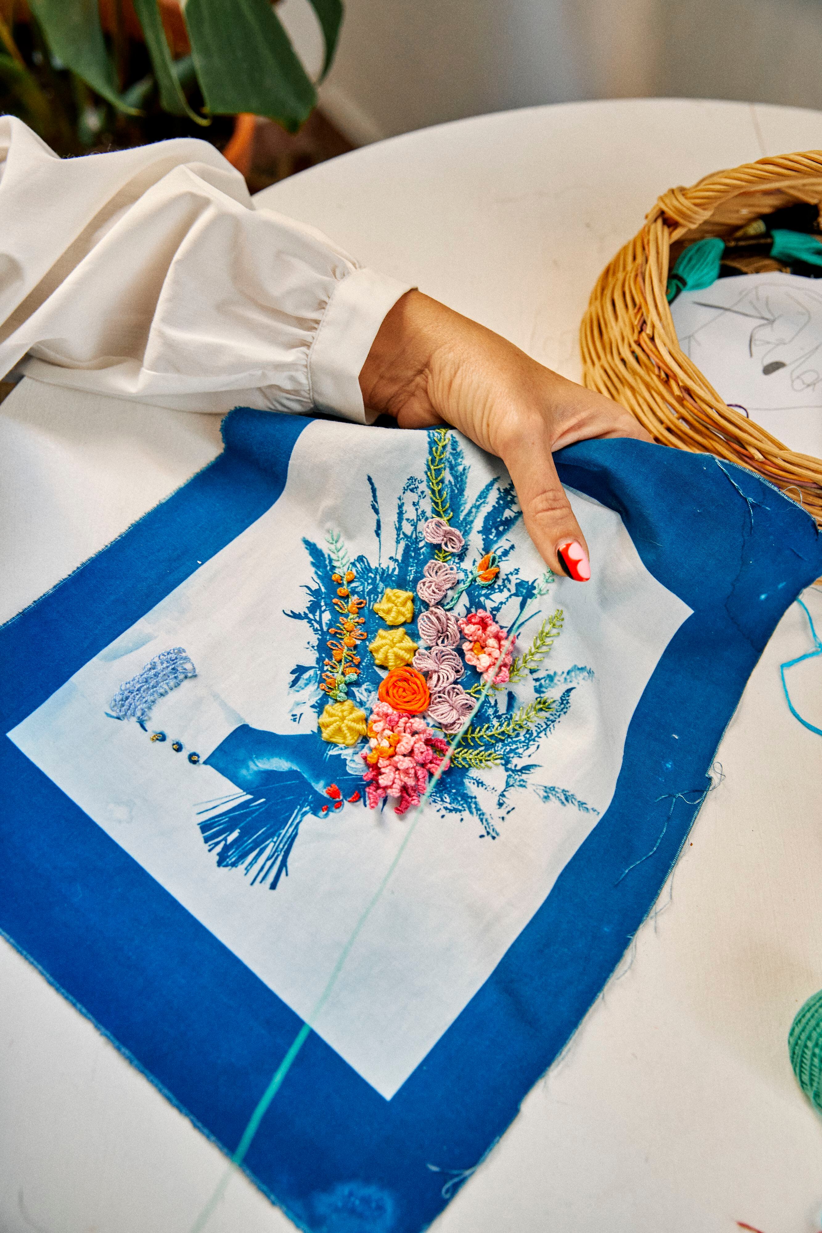 Un ramillete de flores representado por la artista en un pañuelo.