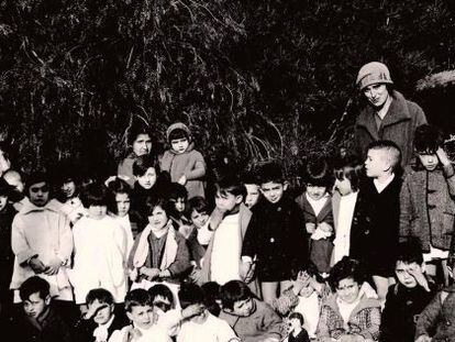 Profesoras y alumnos, durante la Segunda Rep&uacute;blica.