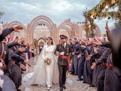 El príncipe heredero de Jordania, Al Hussein, y la princesa Rajwa Al Hussein salen del palacio de Zahran durante su boda, celebrada el 1 de junio de 2023 en Amán (Jordania).