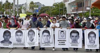 Estudiantes protestan en Acapulco por los 43 desaparecidos.