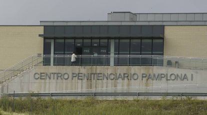 Fachada de la cárcel de Pamplona, donde se espera la salida de tres de los miembros de La Manada.