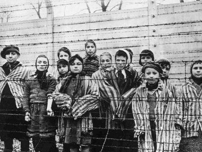 Niños presos en Auschwitz, en una foto tomada en invierno de 1945 por el fotógrafo soviético Alexander Vorontsov.