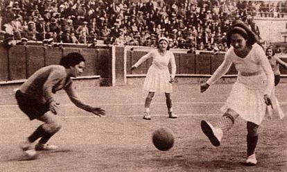 Fotografía publicada en 'Crónica' sobre el partido del Valencia CF y el España CF, celebrado en Barcelona en 1931.