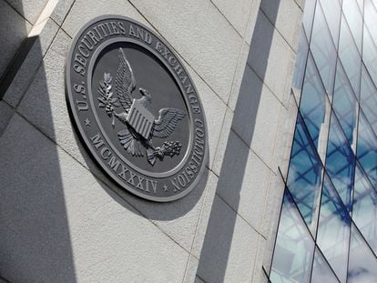 El sello de la Comisión de Valores y Bolsa (SEC) en la fachada de su sede, en Washington.