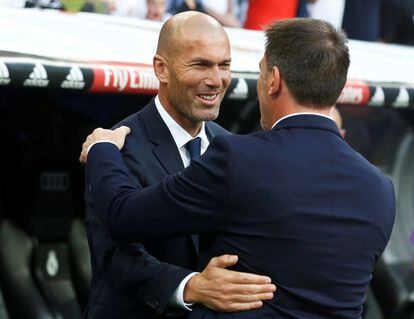 El entrenador del Real Madrid, Zinedine Zidane, saluda al entrenador del Celta de Vigo, Eduardo Berizzo.