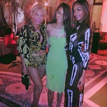Beyoncé celebra 2014 con su trío de ases. Joan Smalls, Jourdann Dunn y Chanel Iman fueron algunas de las presentes a la fiesta que reunió a varias caras conocidas de la música y la moda. Una fiesta donde no faltaron los bailes de estas tres bellezas junto a la cantante haciendo un remember de lo bien que se lo pasaron grabando 'Yoncé'. Todo un éxito de descargas.