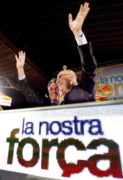 El presidente de la Generalitat, Artur Mas (izquierda), y el candidato de CiU a la presidencia del Gobierno, Josep Antoni Duran Lleida (derecha), durante el acto de comienzo de campaña electoral, anoche en Barcelona.