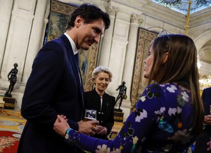 El primer ministro de Canadá, Justin Trudeau, charla con la primera ministra islandesa, Katrín Jakobsdóttir, en presencia de la presidenta de la Comisión Europea, Ursula von der Leyen (al fondo), durante el cóctel celebrado en el Palacio Real de Madrid con motivo de la cumbre de la OTAN.