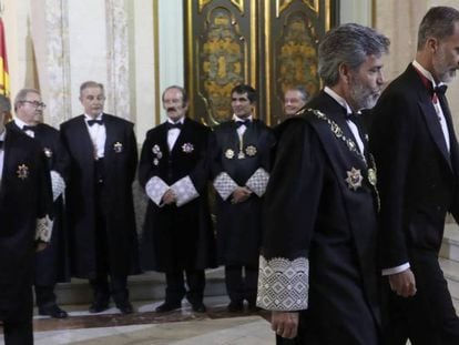 El rey Felipe VI junto al presidente del Tribunal Supremo, Carlos Lesmes, este lunes en la apertura del año judicial. En vídeo, la intervención de Lesmes.