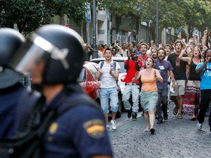 Los vecinos de Lavapiés se enfrentan a la policía por pedir la identificación a los inmigrantes