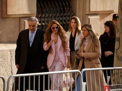 La cantante colombiana Shakira saluda mientras llega con su abogado Pau Molins a los juzgados.
