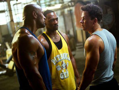 Dwayne Johnson, Anthony Mackie y Mark Wahlberg, en el filme.