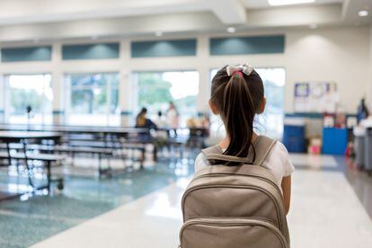 Una niña se enfrenta a su primer día de comedor escolar. 